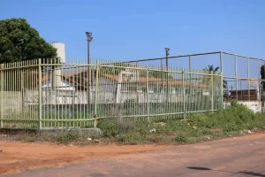 Morador do Santa Rosa cobra limpeza de quadras de esportes do Setor