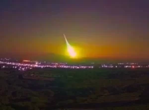 Cidades do Nordeste registram momento em que meteoro ilumina o céu