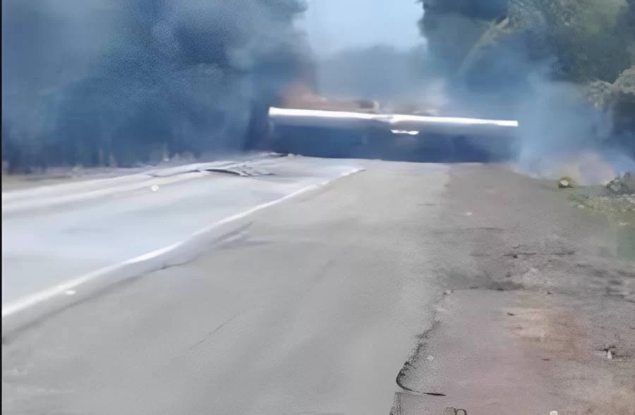 Caminhão carregado de metanol tombou na BR-153 no município de Talismã; rodovia fica totalmente interditada por várias horas