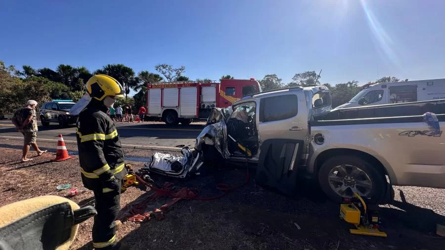 Cinco pessoas ficam gravemente feridas após caminhão colidir em cheio com carro em acidente na rodovia BR-153 em Aliança