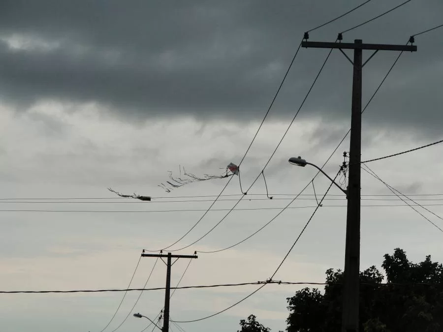 Tocantins tem aumento de 23% nas interrupções de energia devido a pipas e objetos na rede elétrica