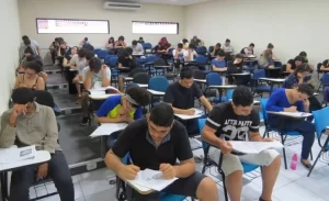 Professora da dicas de como se preparar para o ENEM