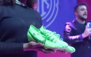 Leilão beneficente de Vini Jr arrecada cerca de R$ 5 milhões