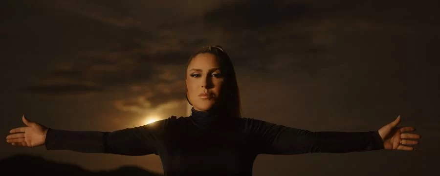 Após pedido de fãs, Manu Bahtidão lança clipe de "Abismo"