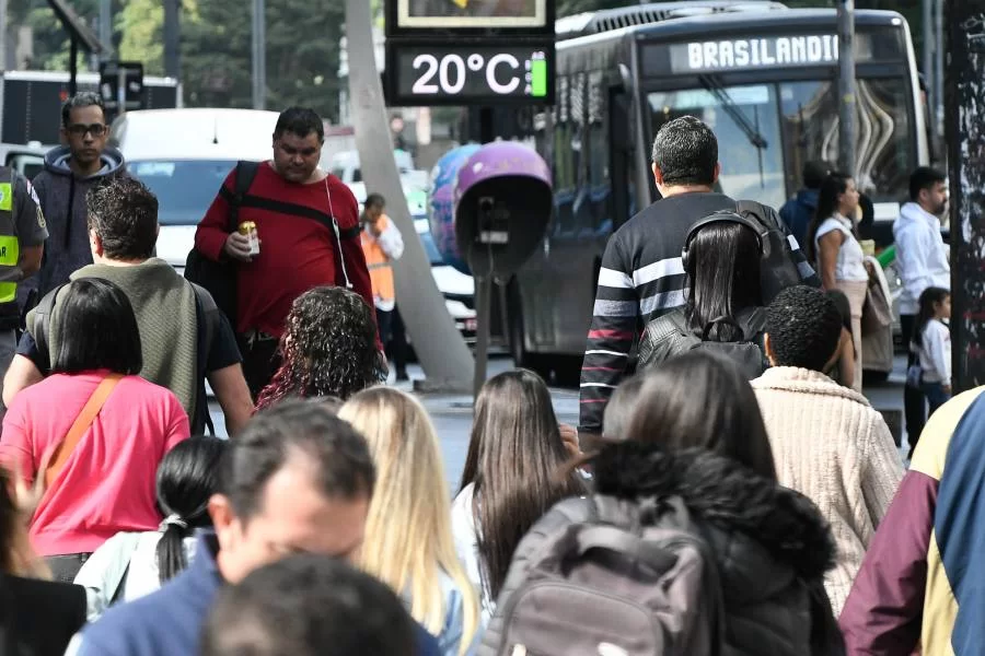 Brasileiro já pagou R$ 2 trilhões em impostos somente em 2024; economista explica impactos