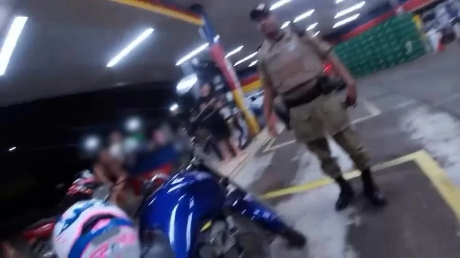 Durante abordagem, policial ameaça e xinga motociclista de "otário"