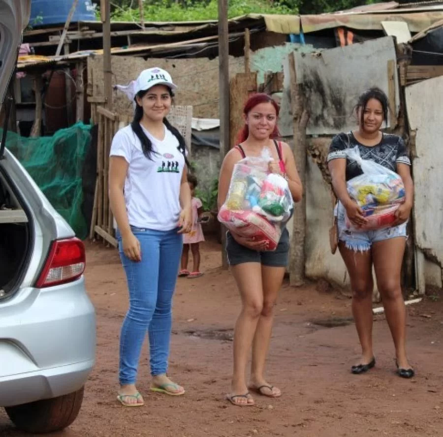 FamÃÂ­lias na regiÃÂ£o da CapadÃÂ³cia recebem alimentos em aÃÂ§ÃÂ£o de solidariedade