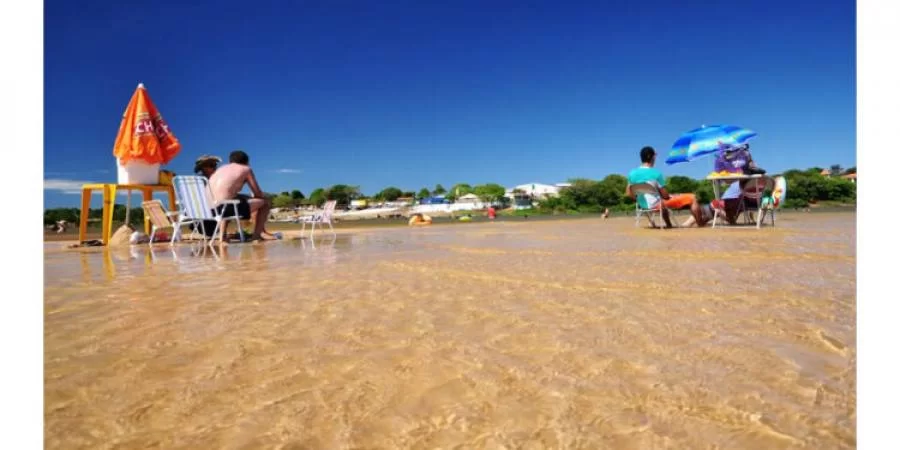 Naufrágio em Araguanã: populares prestam socorro e imagens viralizam