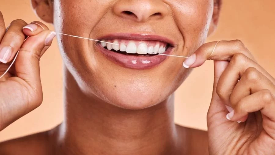 Saiba como o uso regular do fio dental beneficia a saúde bucal