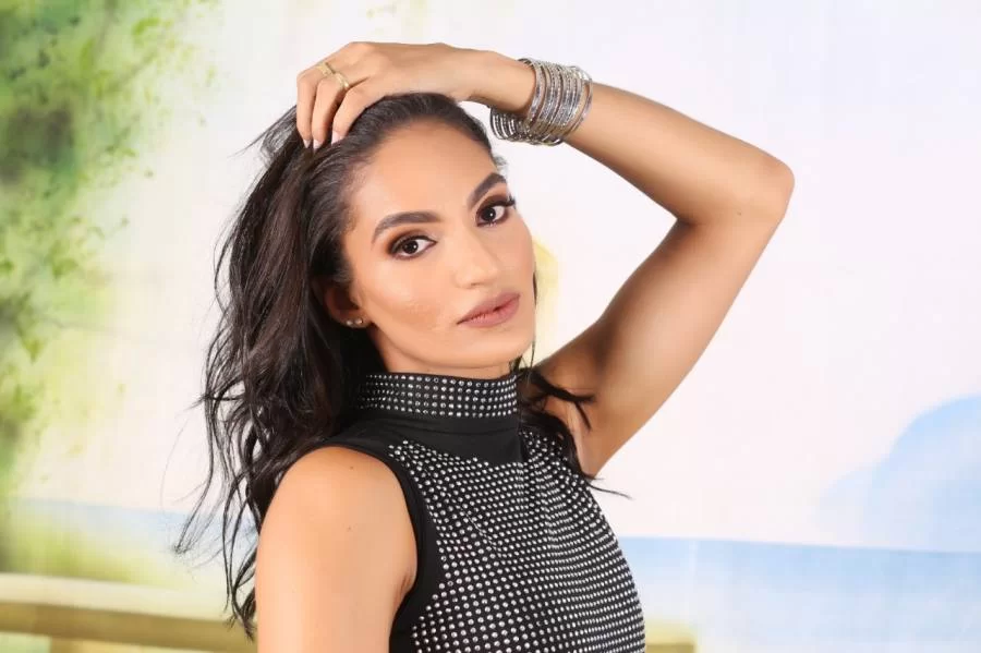 Cantora Pollyana retoma carreira artística após quase 20 anos de afastamento