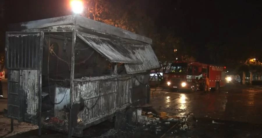 IncÃªndio destrói trailer de lanches na Avenida Palmas Brasil Sul