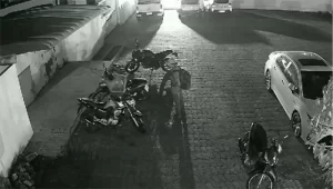 Suspeitos são filmados furtando motocicleta em hospital de Palmas