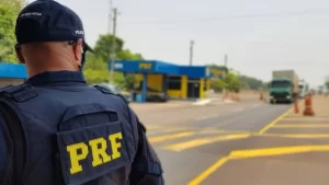 Motorista é preso após ser abordado pela Polícia Rodoviária Federal e apresentar documentos falsos de caminhão na BR-153