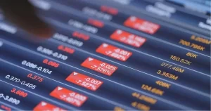 Bolsas de valores do mundo inteiro sentem impacto de "segunda-feira sangrenta" com recessão do dólar; especialista explica principais impactos