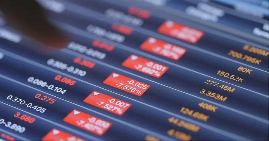 Bolsas de valores do mundo inteiro sentem impacto de "segunda-feira sangrenta" com recessão do dólar; especialista explica principais impactos