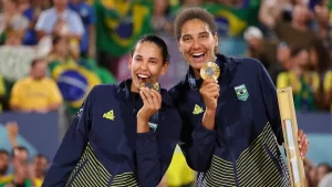 Brasil conquista ouro no vôlei de praia e outras medalhas em dia decisivo nos Jogos Olímpicos