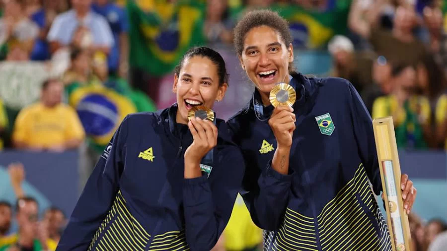 Brasil conquista ouro no vôlei de praia e outras medalhas em dia decisivo nos Jogos Olímpicos