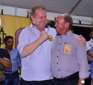 Governador Carlesse dÃÂ¡ sinal verde e passarÃÂ¡ a fazer parte do PP do TO