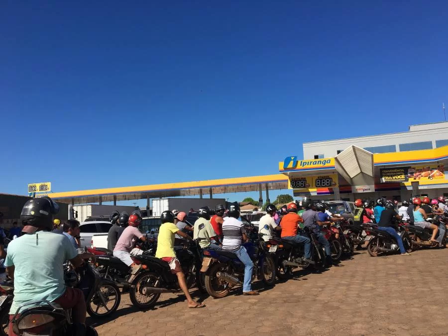 Posto de Colinas do Tocantins recebe mais uma carga de combustÃÂ­vel; Fila para abastecimento esta grande