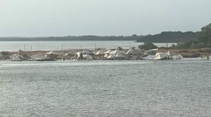 Chuva forte atinge Araguatins, derruba barracas, árvores e provoca alagamentos em diferentes pontos da cidade