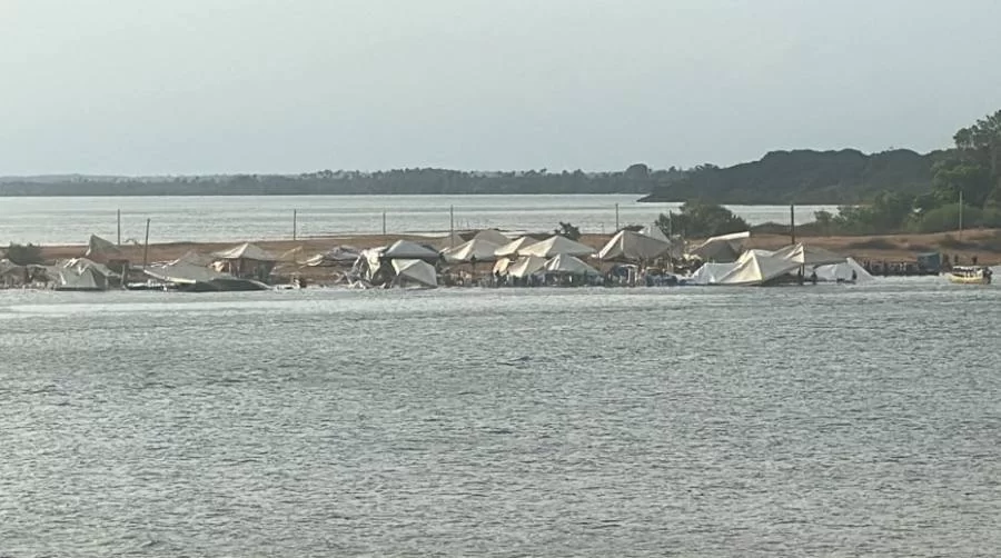 Chuva forte atinge Araguatins, derruba barracas, árvores e provoca alagamentos em diferentes pontos da cidade