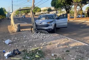 Motorista perde o controle e parte poste ao meio em Palmas