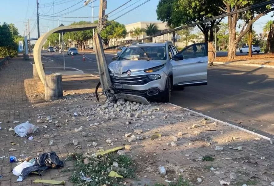 Motorista perde o controle e parte poste ao meio em Palmas