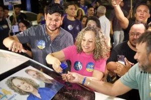 Adesivaço marca início da campanha de reeleição de Josi Nunes em Gurupi