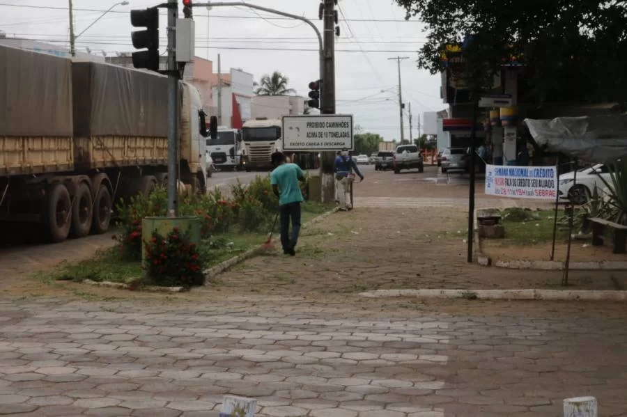Depois de vÃÂ¡rias reclamaÃÂ§ÃÂµes as  praÃÂ§as da avenida Bernado SayÃÂ£o ganham manutenÃÂ§ÃÂ£o