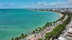 Capital do nordeste brasileiro é conhecida como o Caribe Brasileiro  e encanta com o mar azul tifany
