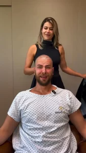 Gustavo Marsengo faz transplante capilar antes do casamento com Laís Caldas