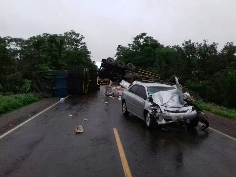 Acidente envolvendo 3 veÃÂ­culos deixa pista interditada na BR 153 em ParaÃÂ­so