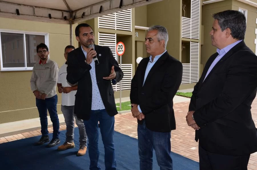 FamÃÂ­lias recebem chaves de apartamentos do Programa Minha Casa Minha Vida