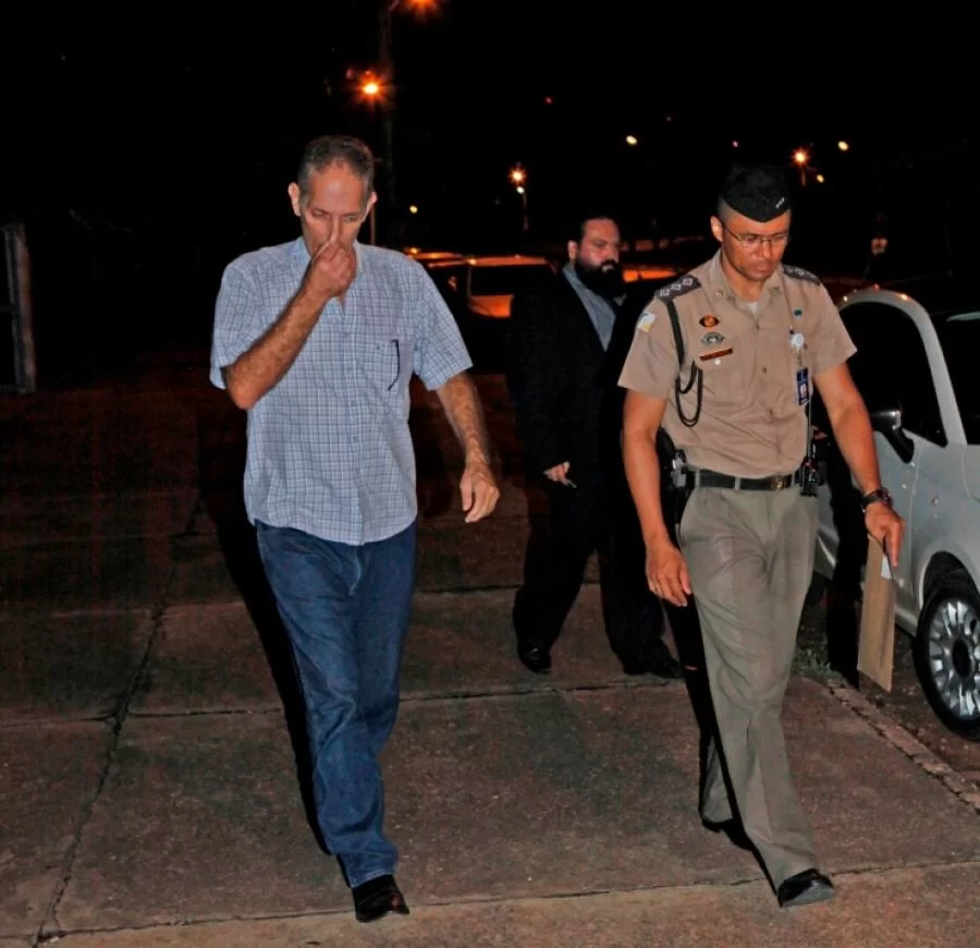 Ex-juiz pai do deputado se apresenta ÃÂ  PolÃÂ­cia apÃÂ³s dez dias foragido