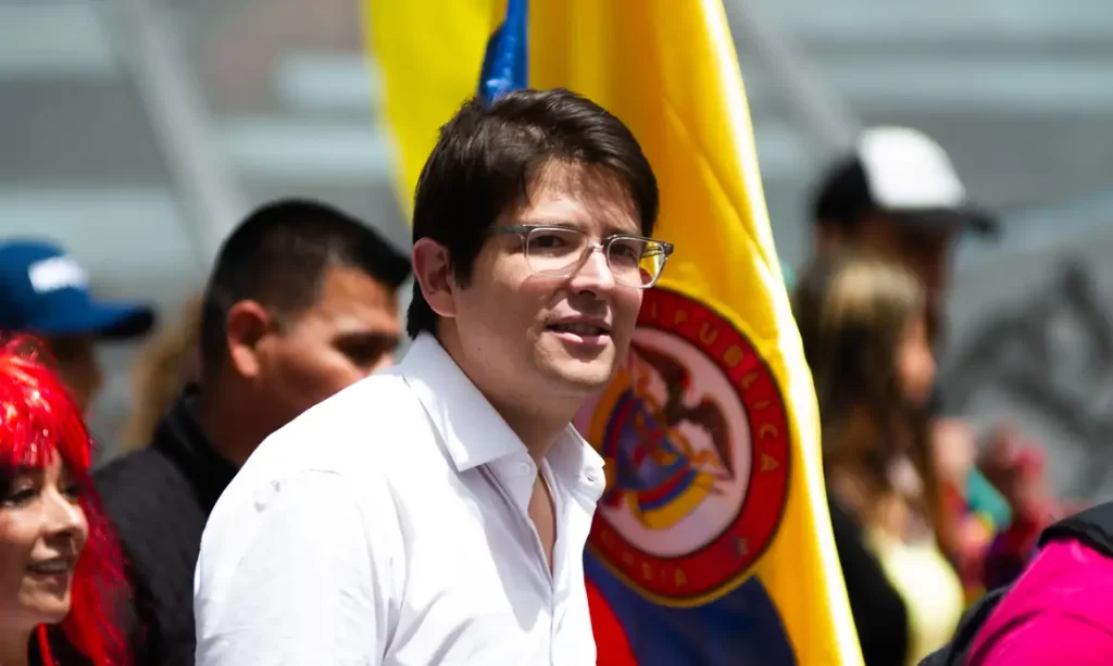 Cenário político colombiano: novos nomes ganham espaço e testam apoio popular