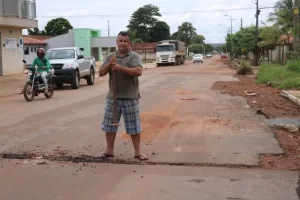 Morador se cansa de esperar e vai pra rua consertar asfalto cortado por empresa