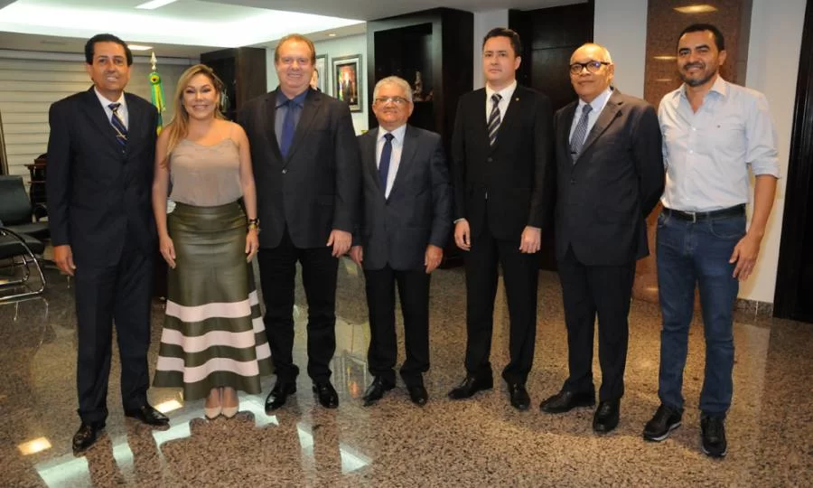 Governador reÃÂºne para discutir situaÃÂ§ÃÂ£o  econÃÂ´mica  do Tocantins