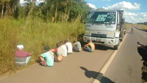PRF recebe denÃÂºncia de coaÃÂ§ÃÂ£o por parte de manifestantes em Colinas  e prende autores; PolÃÂ­cia recolhe pneus