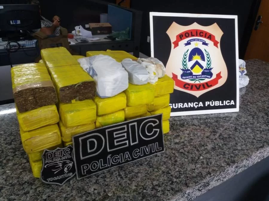 PolÃÂ­cia Civil prende quatro pessoas e aprende 19 quilos de maconha em AraguaÃÂ­na