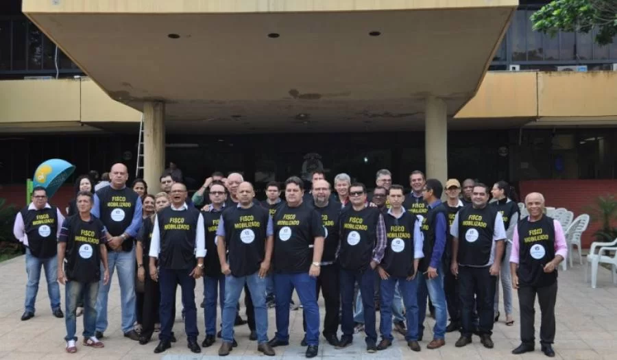 Auditores fiscais  mobilizados pelo Sindifiscal  realizam ato de protesto na sede da  Secretaria da Fazenda