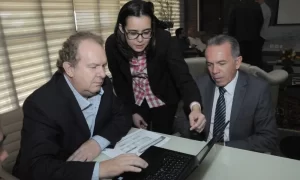 Mauro Carlesse ÃÂ© o primeiro  a realizar o recadastramento