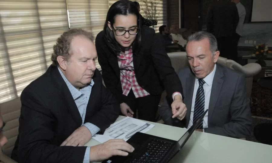 Mauro Carlesse ÃÂ© o primeiro  a realizar o recadastramento