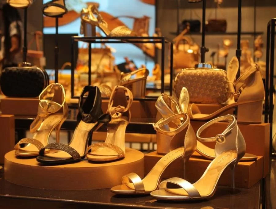 Marca de sapatos e bolsas aposta em peÃÂ§as com brilho