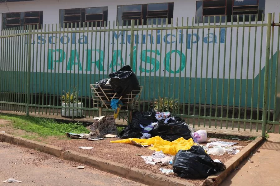 Escola e creche aumentam lixo em sua porta por nÃÂ£o haver coleta