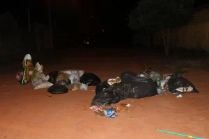 Moradores do Setor Oeste fazem barricada com lixo em protesto contra nÃÂ£o coleta