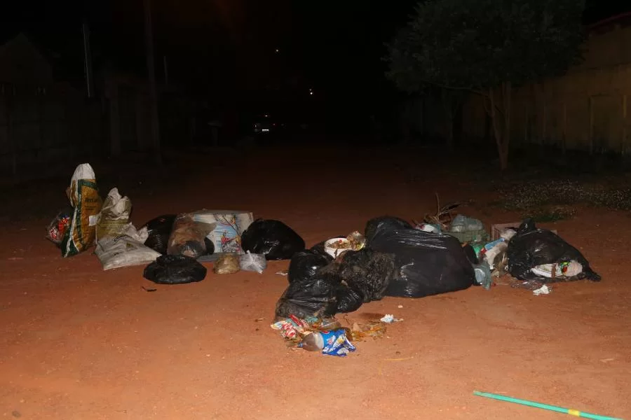 Moradores do Setor Oeste fazem barricada com lixo em protesto contra nÃÂ£o coleta