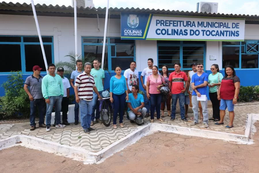 Categoria cobra pagamento de 13ÃÂº salÃÂ¡rio em protesto em frente PaÃÂ§o Municipal