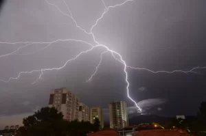 INPE registra imagem rara de raio ascendente