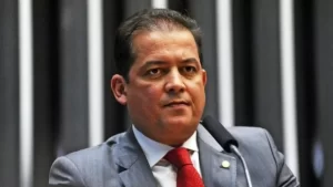 Eduardo Gomes aproxima Carlesse de Bolsonaro e garante pagamento de emendas ao TO