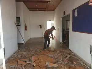 CÃÂ¢mara de Alvorada realiza reforma sem obedecer ÃÂ  lei de licitaÃÂ§ÃÂ£o; PopulaÃÂ§ÃÂ£o reclama